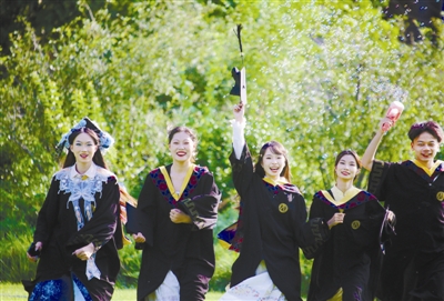 《今晚报》报道星空毕业季主题活动